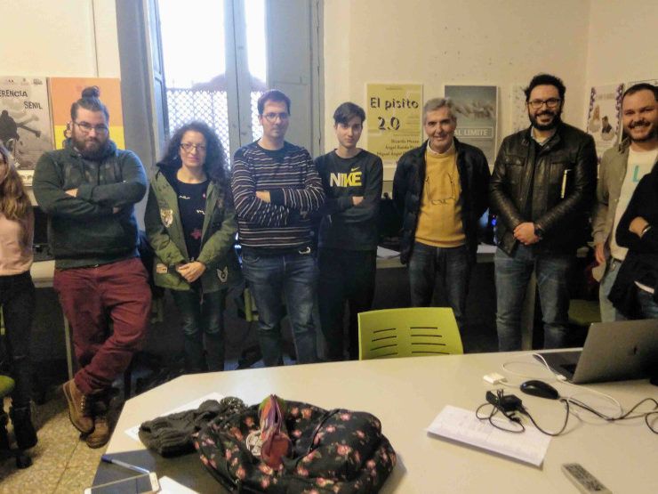 El presidente de CASI, Miguel Vargas, visitó a los alumnos de la Escuela de Arte de Almería.