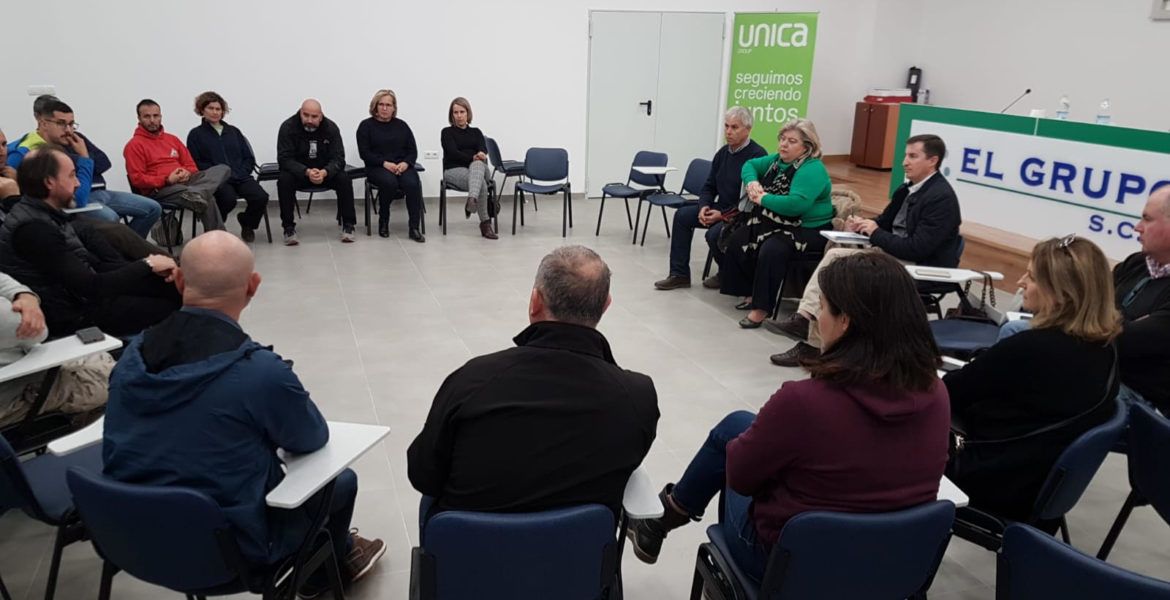 Clara Aguilera con los agricultores de Granada