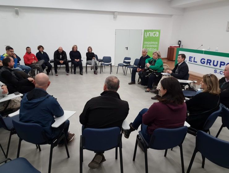 Clara Aguilera con los agricultores de Granada