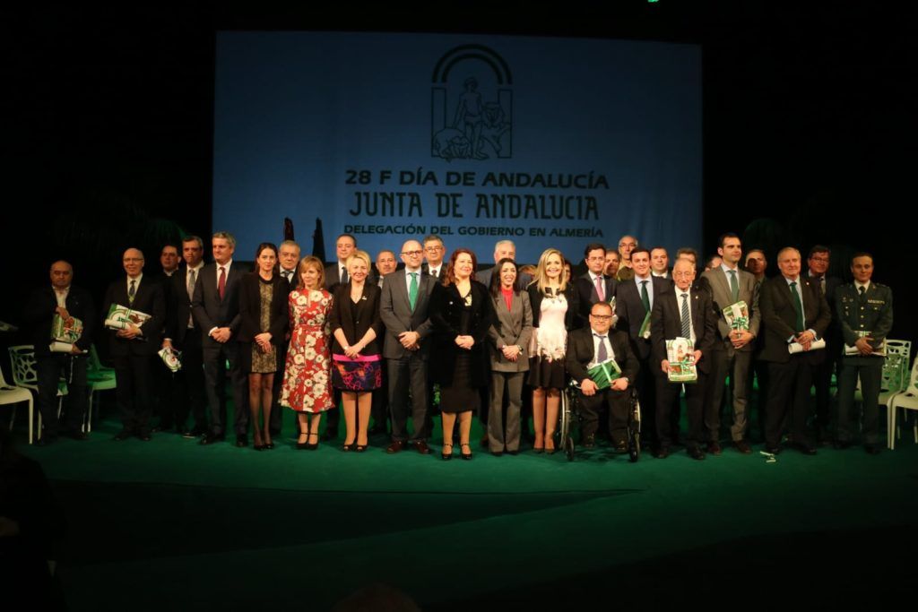 Foto de familia de todos los reconocidos hoy por la Junta de Andalucía en Almería.