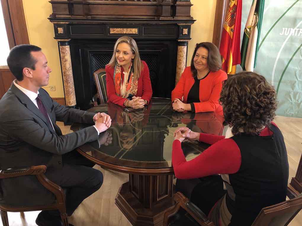 María Isabel Sánchez y Carmen Crespo en el traspaso de competencias de la delegación de Gobierno.