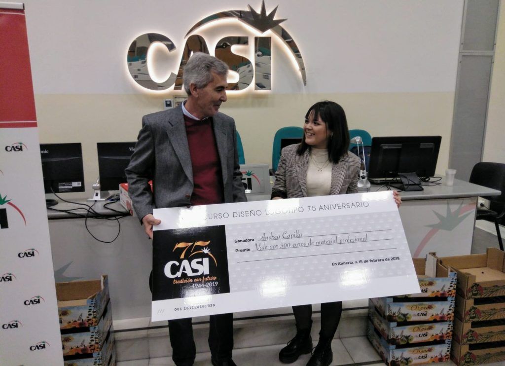 Entrega del premio a la ganadora del Concurso de CASI sobre su logo