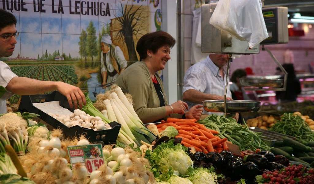 Pequeño puesto de verduras en un mercado español.