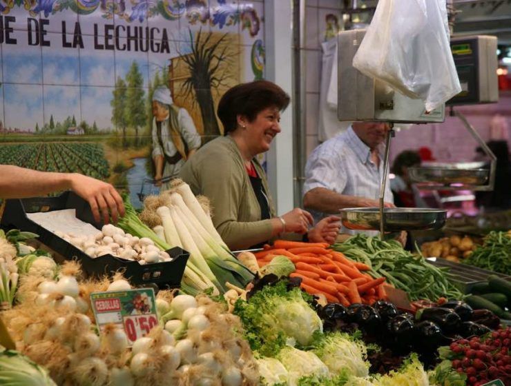 Pequeño puesto de verduras en un mercado español.