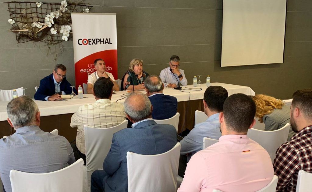 Reunión de representantes de Coexphal y Clara Aguilera