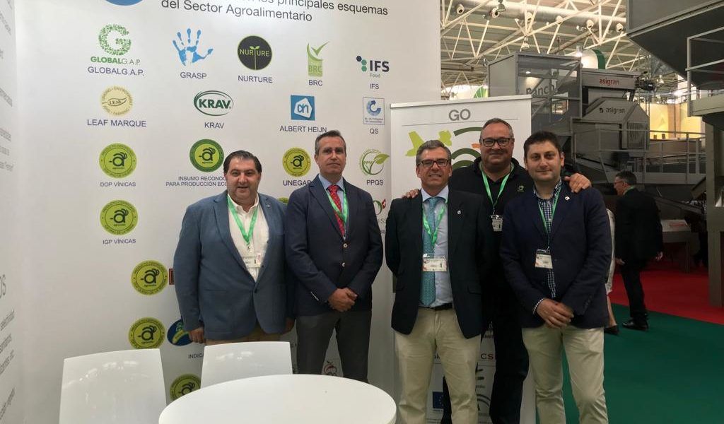 Responsables de Agrocolor en el stand de Expoliva 2019.