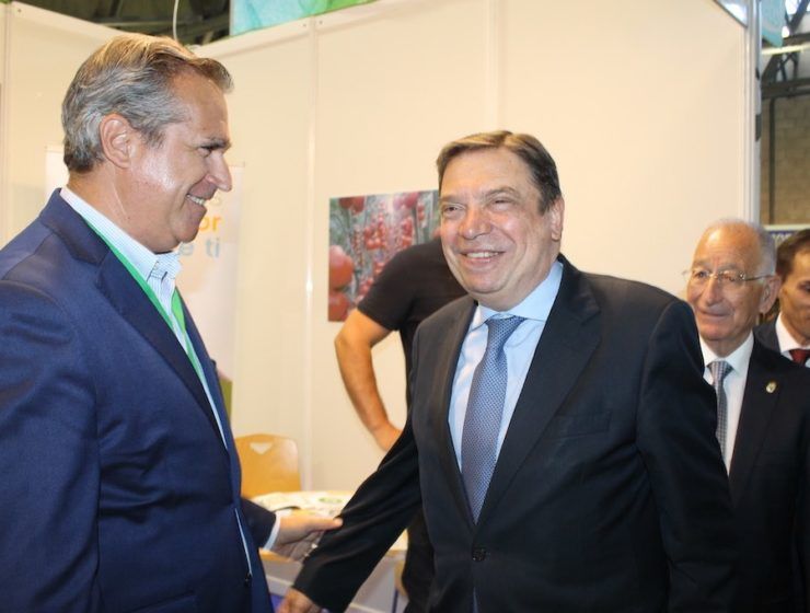 Luis Planas, ministro de Agricultura, saluda a Luis Miguel Fernández, gerente de Coexphal.