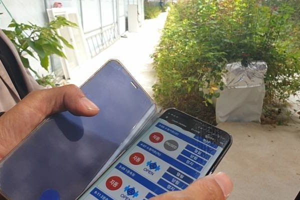 Un agricultor administra un invernadero de floricultura ubicado en Goyang, al norte de Seúl, a través de tecnologías agrícolas inteligentes (Yonhap)