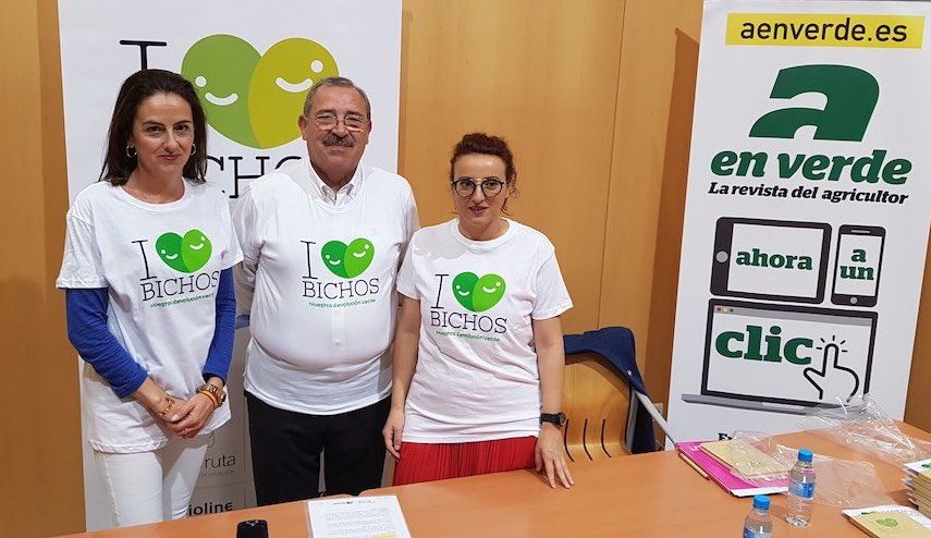 De izq. a dcha. Aránzazu Martín, Francisco Góngora y María José Pardo con camisetas alusivas a la campaña.