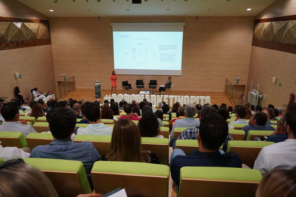 Intervención de Pilar Martinez Cosentino y Federico Capulino.