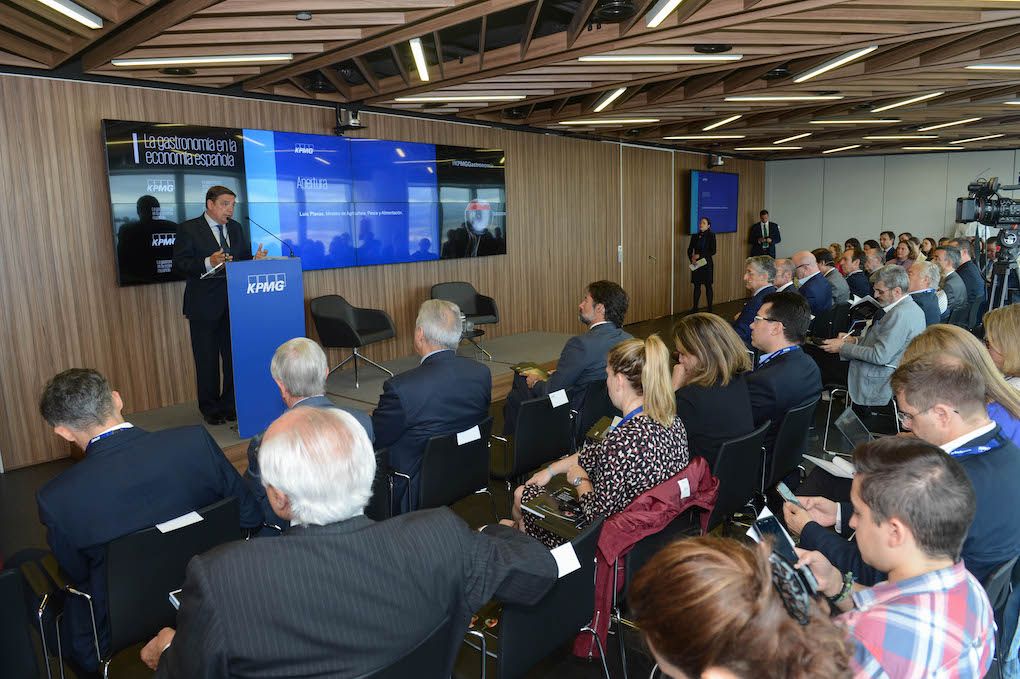 Ministro de Agricultura estudio de gastronomía y agroalimentación