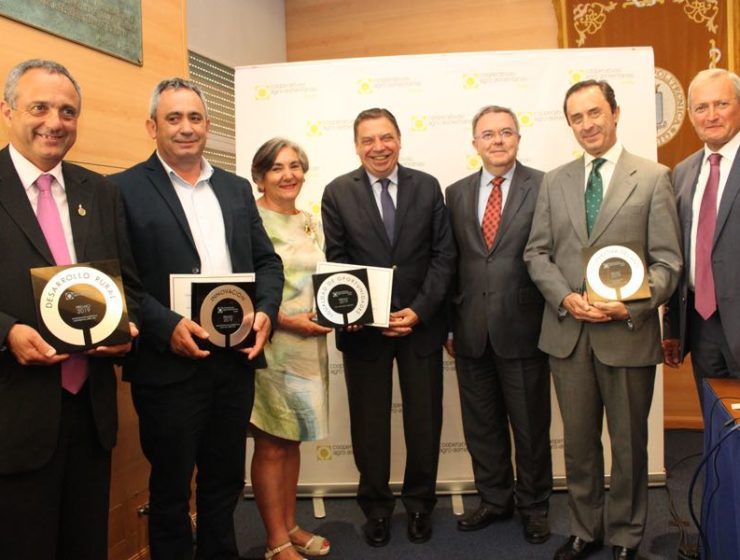 Representantes de las cooperativas premiadas con el ministro de Agricultura