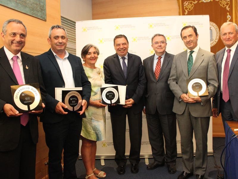Representantes de las cooperativas premiadas con el ministro de Agricultura