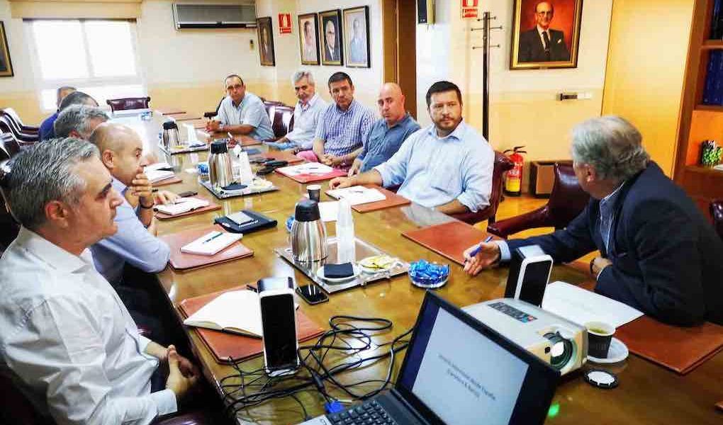 Reunión para tratar el envío de frutas y hortalizas a Europa por barco.