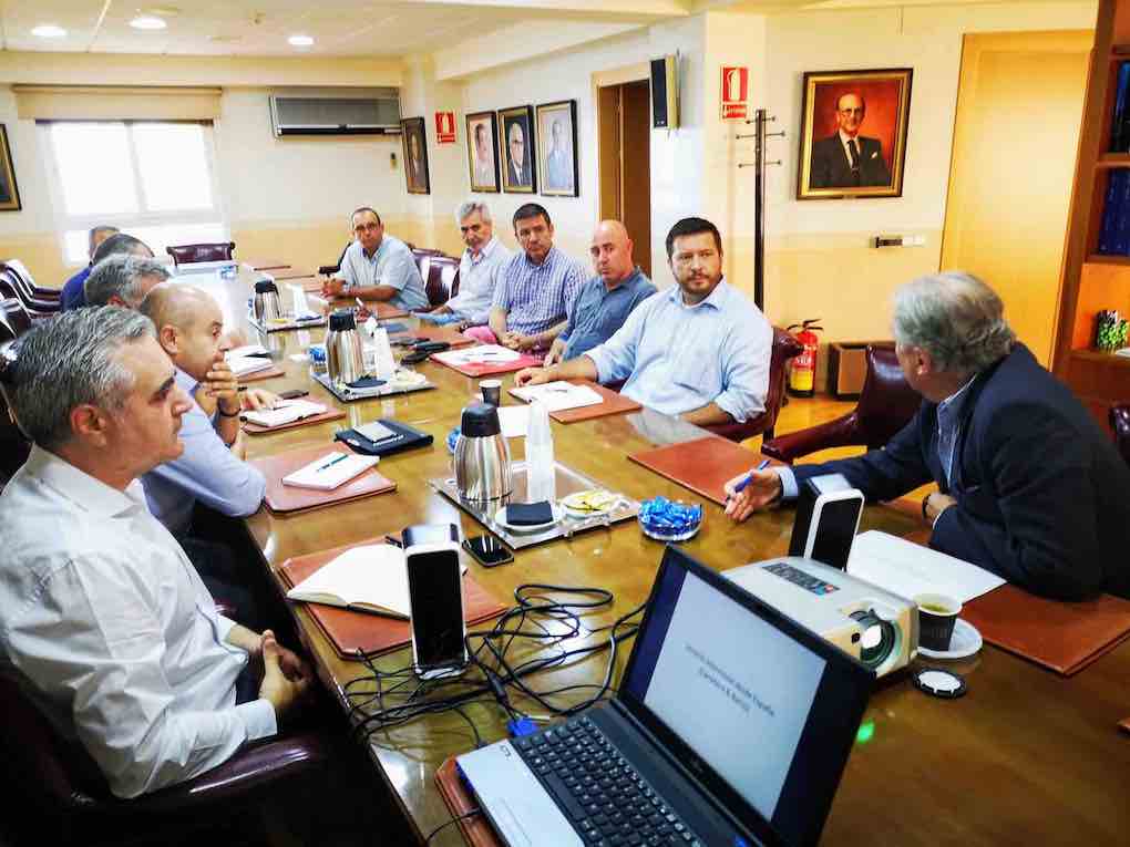 Reunión para tratar el envío de frutas y hortalizas a Europa por barco.