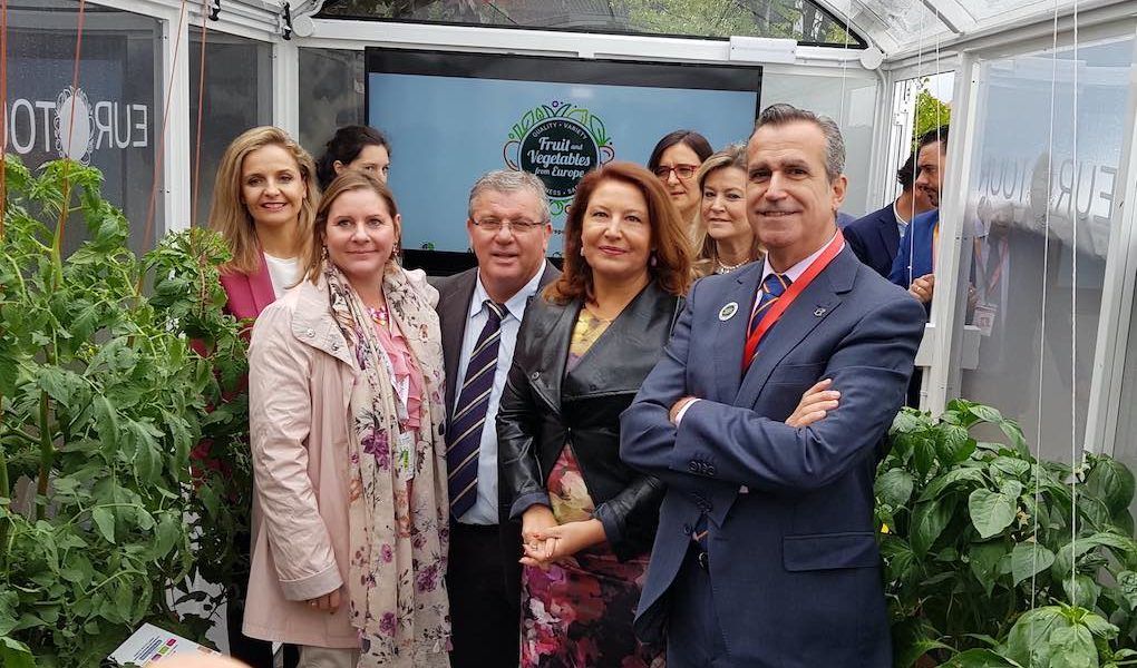 representantes de EUCOFEL en el invernadero móvil