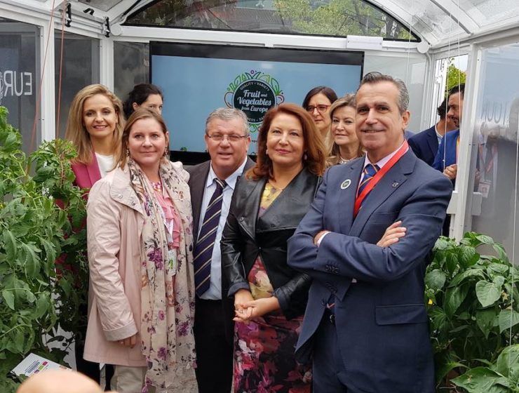 representantes de EUCOFEL en el invernadero móvil