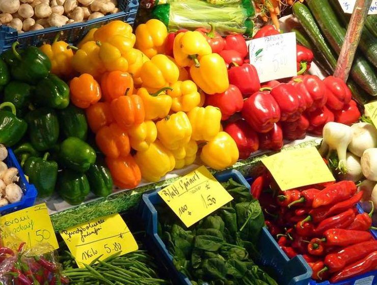 Puesto de frutas y verduras en un supermercado alemán.