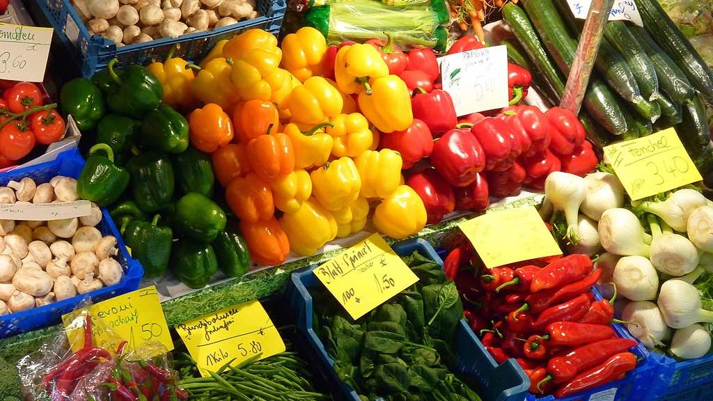 Puesto de frutas y verduras en un supermercado alemán.