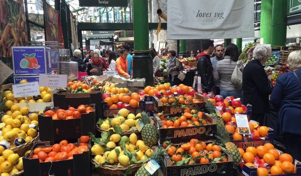Puesto de frutas y verduras en un mercado londinense.