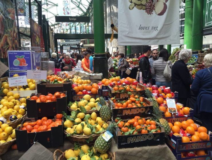 Puesto de frutas y verduras en un mercado londinense.