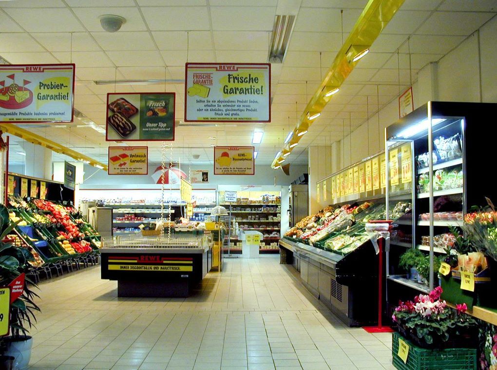 Góndolas de frutas y verduras en un supermercado alemán.
