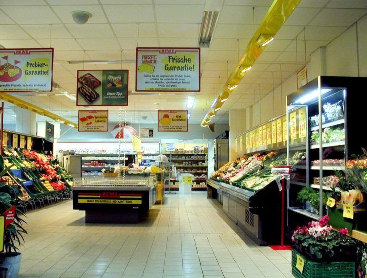 Góndolas de frutas y verduras en un supermercado alemán.