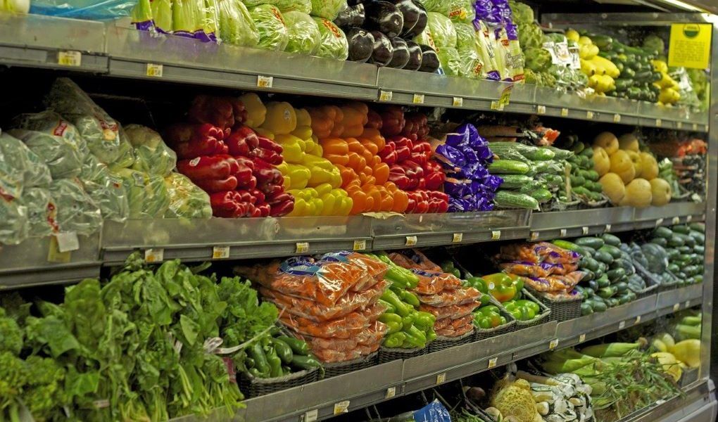 Lineales de hortalizas en supermercado.