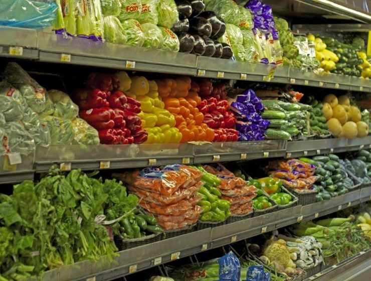 Lineales de hortalizas en supermercado.