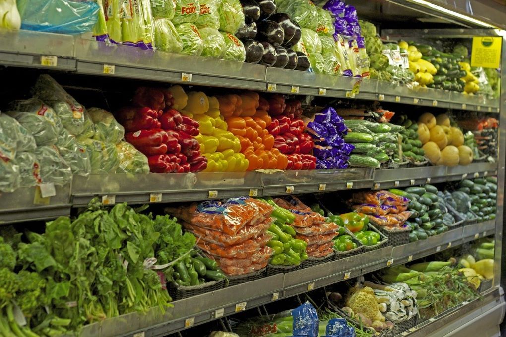 Lineales de hortalizas en supermercado.