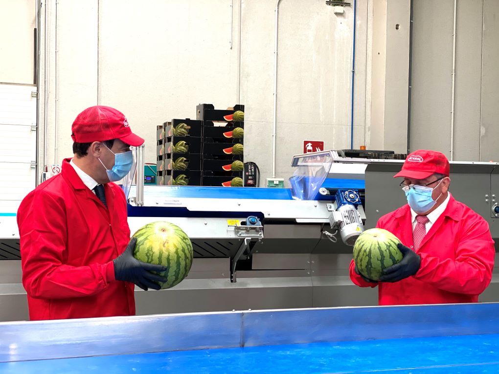 Juanma Moreno y Juan Antonio González comprueban la calidad de las sandías de Vicasol.