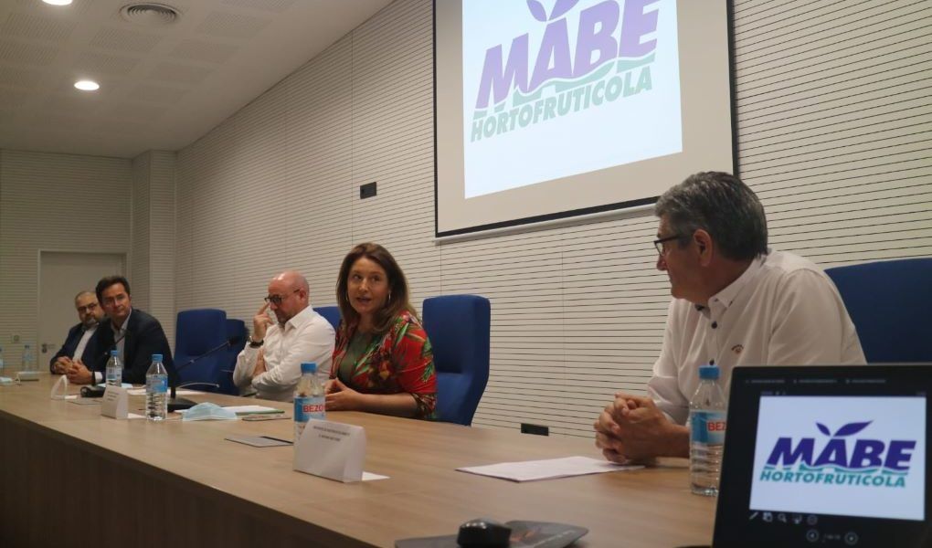 Carmen Crespo durante la asamblea general de Frutilados del Poniente.