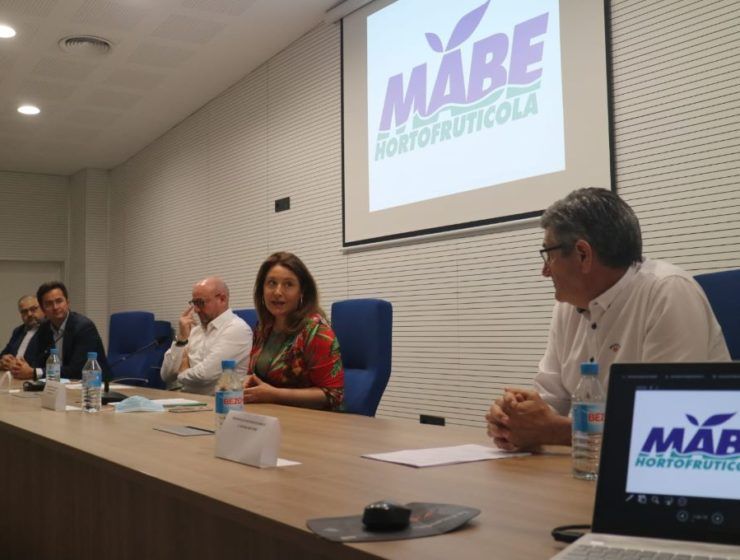 Carmen Crespo durante la asamblea general de Frutilados del Poniente.