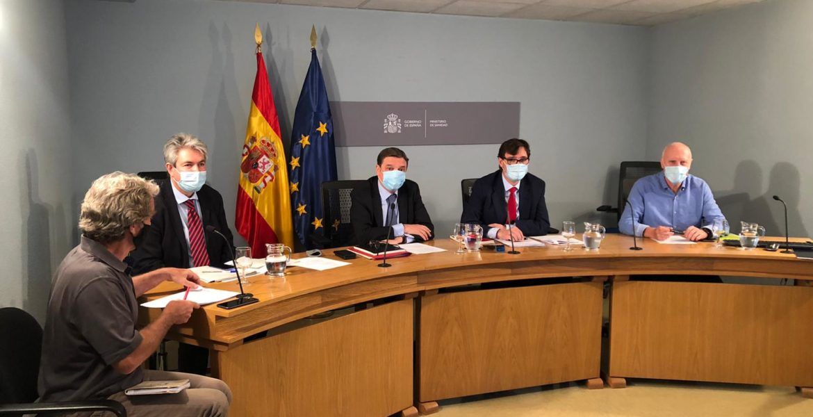 Ministros Illa y Planas en videoconferencia con los responsables de las Comunidades Autónomas.