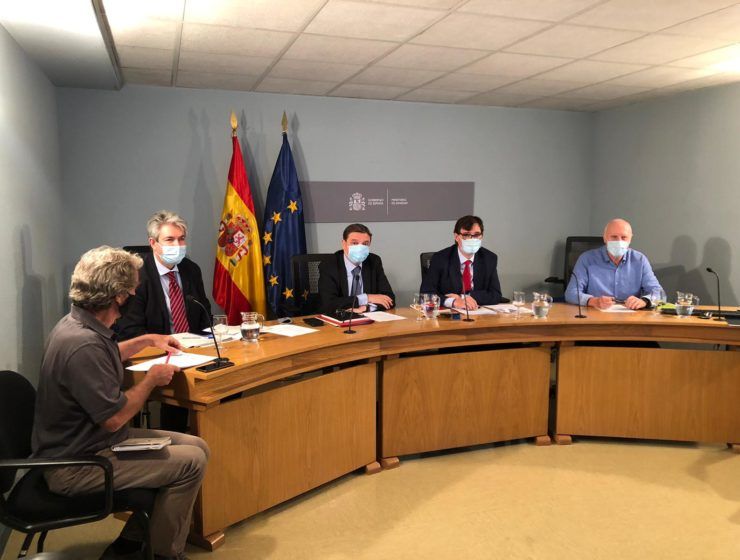 Ministros Illa y Planas en videoconferencia con los responsables de las Comunidades Autónomas.