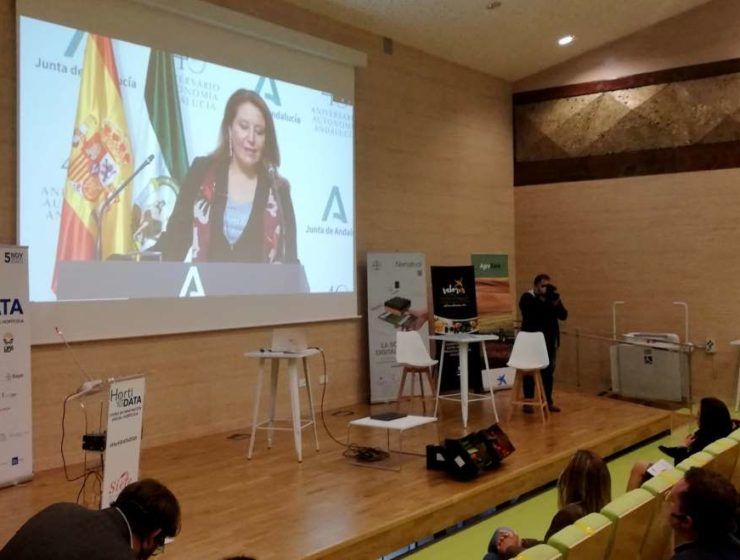 La consejea de Agricultura inaugura el foro Horti Data