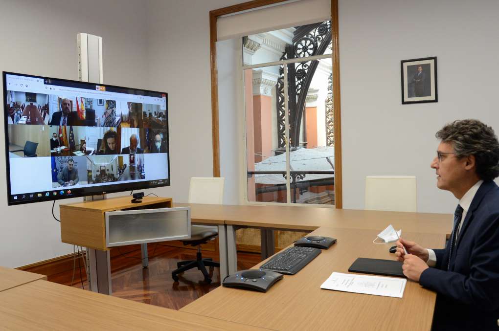 El secretario general de Agricultura y Alimentación del Ministerio de Agricultura, Pesca y Alimentación (MAPA), Fernando Miranda, ha participado hoy en la jornada sobre el brexit organizada por la Federación Española de Industrias de Alimentación y Bebidas (FIAB). En su intervención, Miranda ha puesto de manifiesto la importancia de hacer llegar al sector agroalimentario toda la información necesaria acerca del nuevo escenario que supone el Brexit para las relaciones comerciales agroalimentarias con el Reino Unido. Este país es el quinto socio comercial de España en lo que a exportaciones se refiere, con un valor anual de unos 4.000 millones de euros; vino, aceite de oliva y frutas y hortalizas son los principales productos enviados. Tanto si finalmente hay acuerdo como si no, ha señalado, el Reino Unido será a todos los efectos un tercer país a partir del 1 de enero de 2021, de manera que las exportaciones españolas estarán sometidas a los trámites aduaneros y paraaduaneros con los que es necesario que las empresas se familiaricen para minimizar el impacto en sus intercambios. En todo caso, el secretario general ha recordado que los equipos negociadores del Reino Unido y de la Unión Europea continúan las conversaciones, con lo que todavía existe una ventana de oportunidad para alcanzar un acuerdo que permita mantener una relación comercial estrecha con el Reino Unido en función de la cual se puedan realizar las exportaciones en condiciones más ventajosas que las de terceros países competidores. Así se evitaría tener que basar las nuevas relaciones comerciales en las reglas básicas de la Organización Mundial de Comercio. La organización de esta jornada por parte de FIAB viene a complementar el trabajo de difusión sobre el brexit que realiza el Gobierno entre las empresas del sector a través de las acciones llevadas a cabo por el Ministerio de Industria, Comercio y Turismo y por el Ministerio de Agricultura, Pesca y Alimentación.