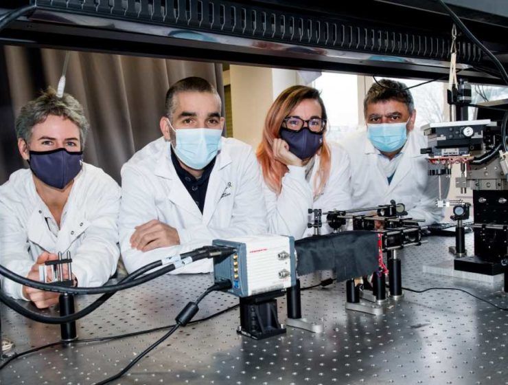Investigadores suelo microscopio