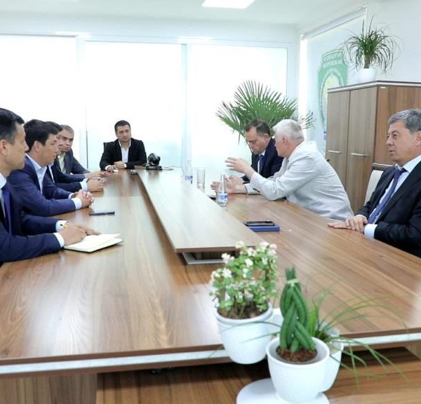 Alejandro-de-las-Casas-CEO-Internacional-de-Kimitec-con-representantes-Uzbekistan_firma-MAAVi-Lab-Pais