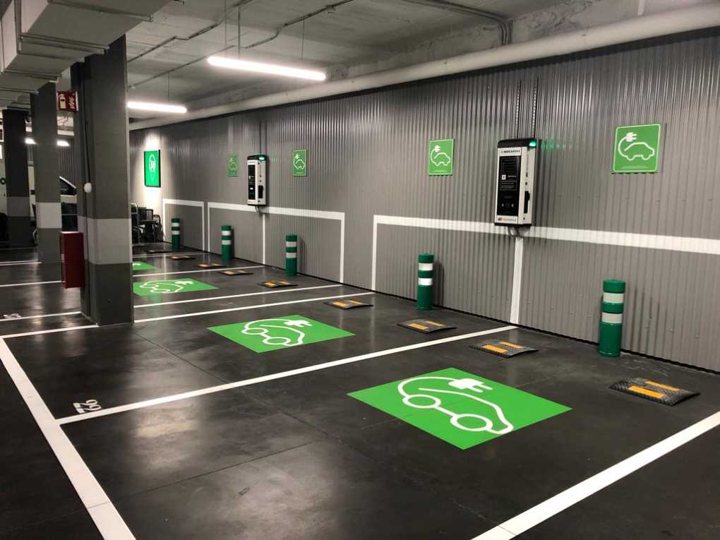 Puntos de recarga para vehículos eléctricos en una tienda de Mercadona (002)