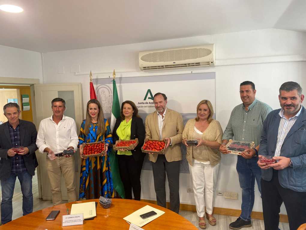 La consejera Carmen Crespo con el sector de frutos rojos2 (002)