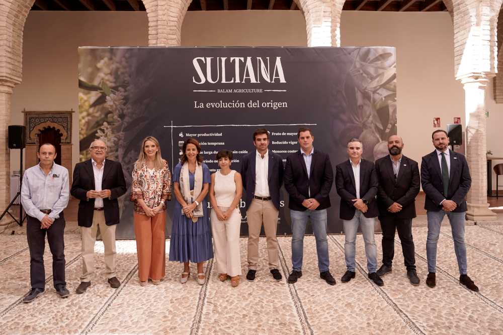 Foto de familia con los representantes de la UCO y BALAM Agriculture