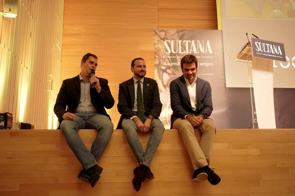 Fran Gálvez, en el medio, junto a dos de los obtentores de Sultana