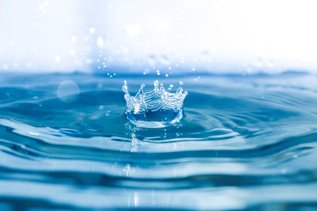 fondo-agua-ondas-gota-cayendo