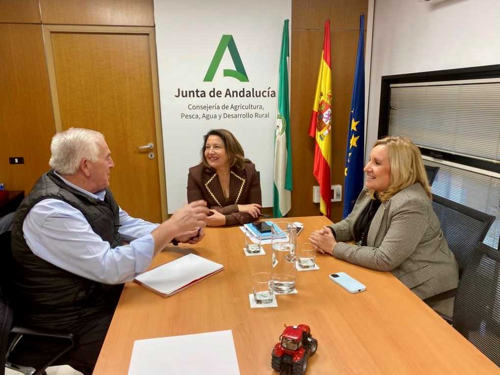 Consejera y viceconsejera con Coag Andalucía (002)