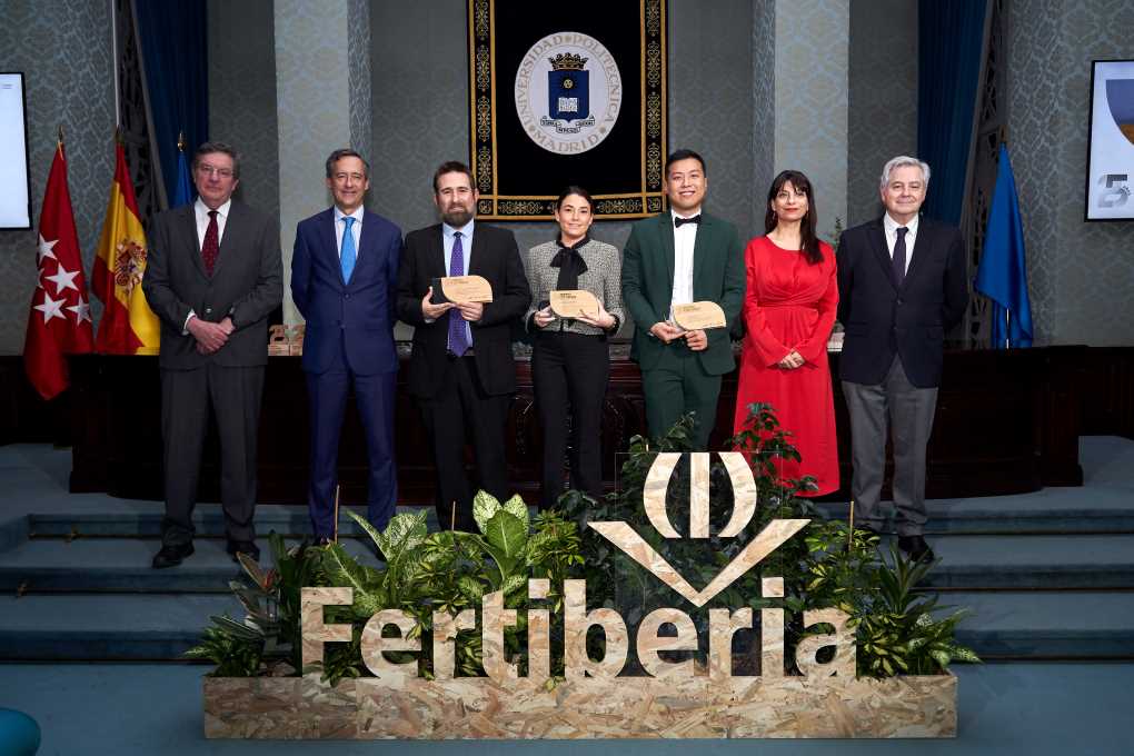 Tres premiados e instituciones (003)