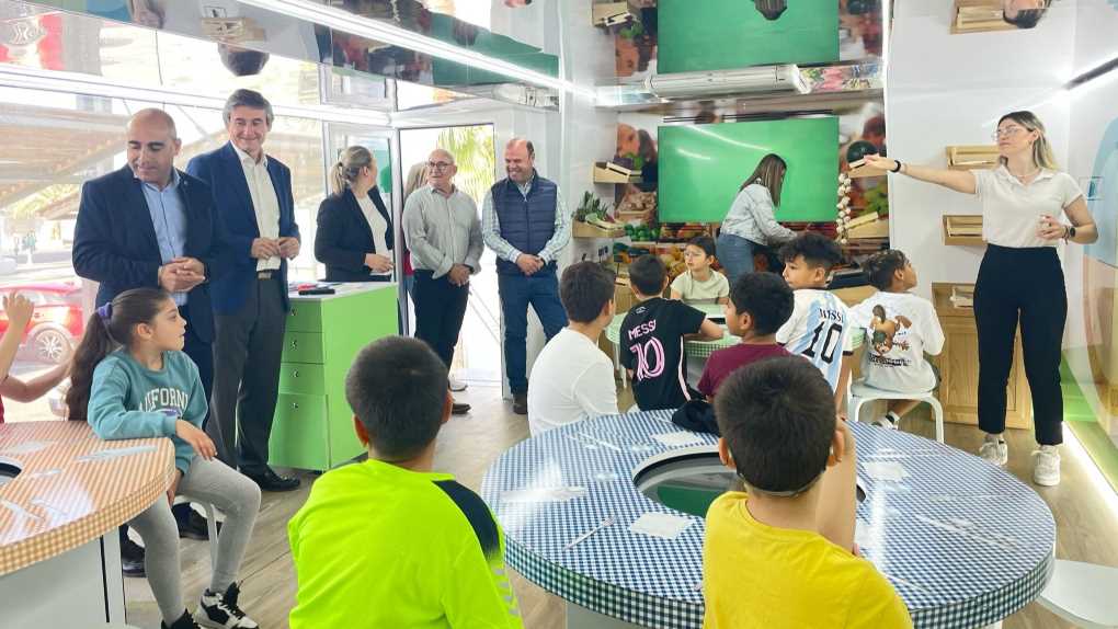 240417 La ciudad de Adra recibe al 'Frutibús' un aula móvil que fomenta.._ (006)