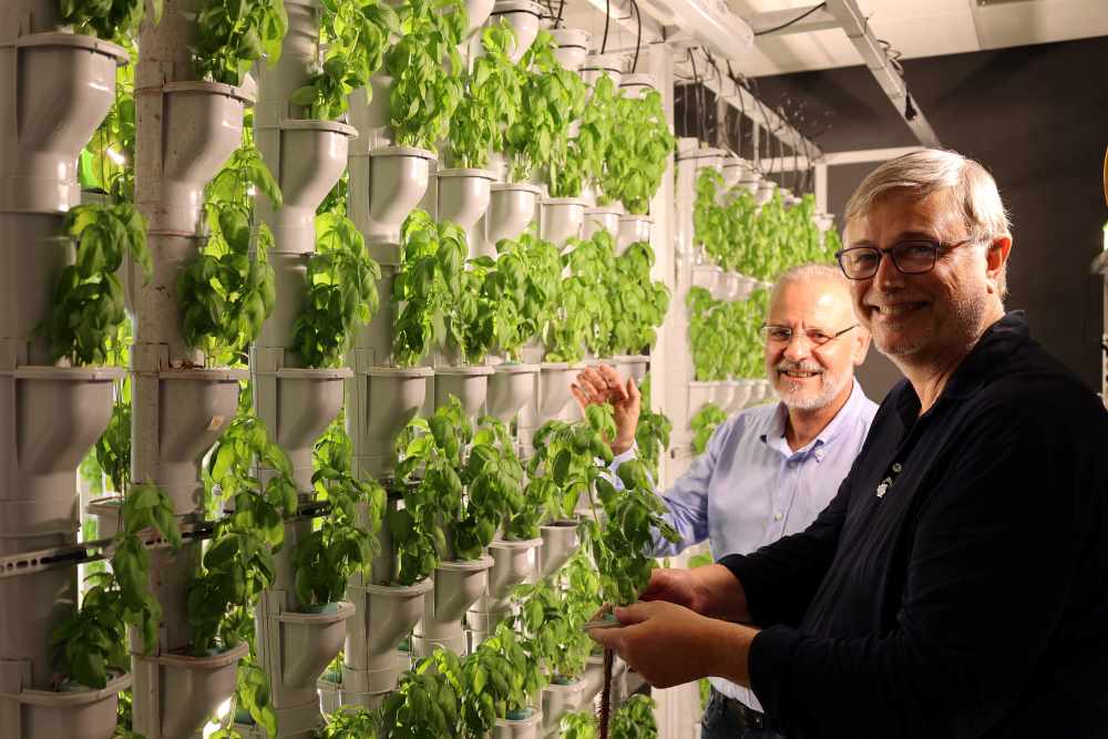 Frank Fol, junto a Francisco Bermúdez, durante su visita a las instalaciones de Beyond Seeds