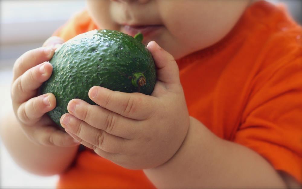 niño come fruta