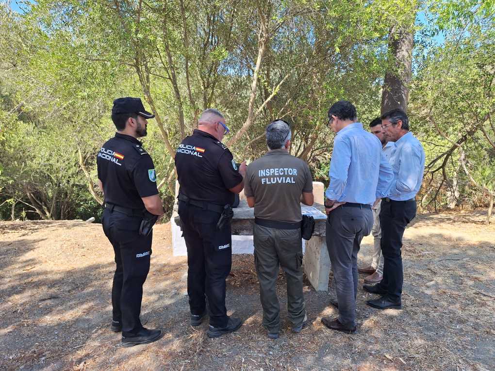 Policías inspeccionando pozos (1) (002)